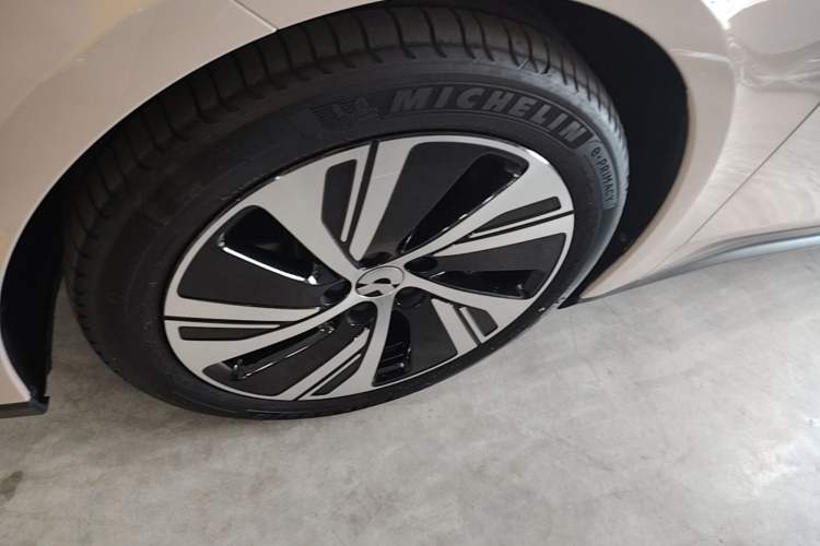 Used Nio ET5 2022 75 kWh Left Front Wheel Hub