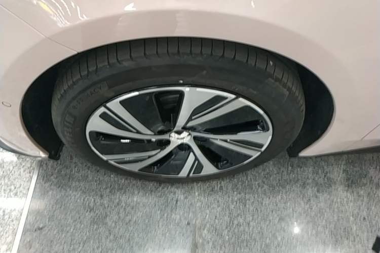 Used Nio ET5 2022 75 kWh Left Front Wheel Hub