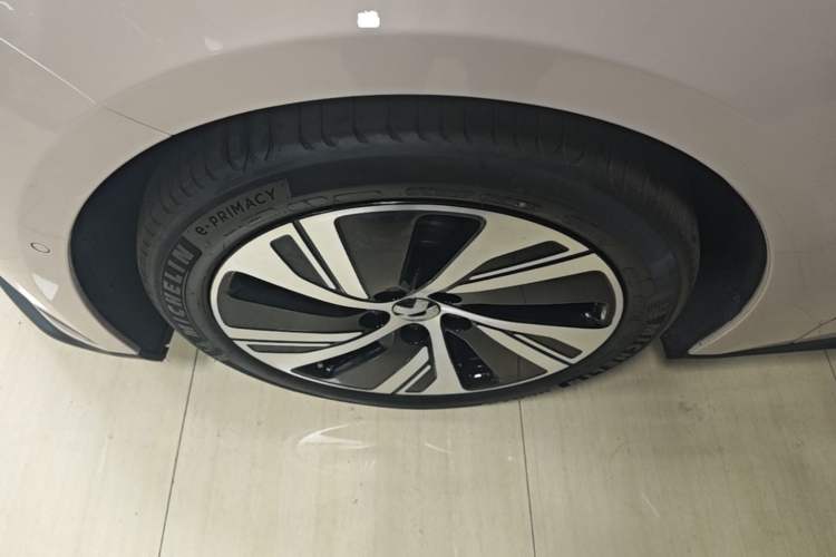 Used Nio ET5 2022 75 kWh Left Front Wheel Hub