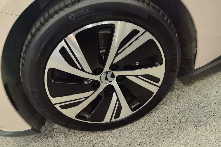 Used Nio ET5 2022 75 kWh Left Front Wheel Hub
