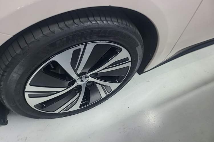 Used Nio ET5 2022 75 kWh Left Front Wheel Hub