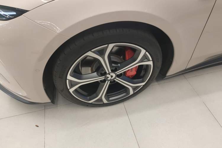 Used Nio ET5 2022 75 kWh Left Front Wheel Hub
