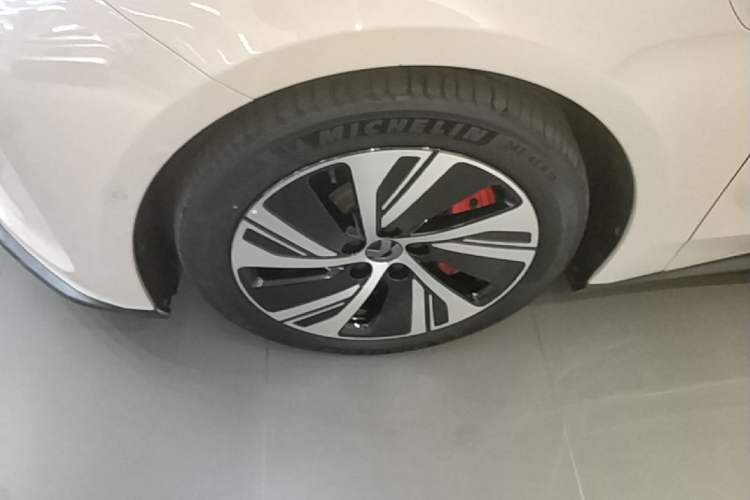 Used Nio ET5 2022 75 kWh Left Front Wheel Hub