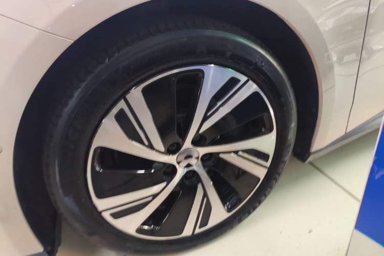 Used Nio ET5 2022 75 kWh Left Front Wheel Hub