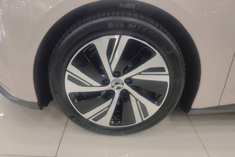 Used Nio ET5 2022 75 kWh Left Front Wheel Hub