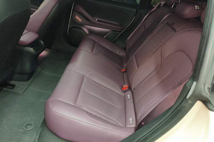 Used Nio ET5 2022 75 kWh Left Rear Seat