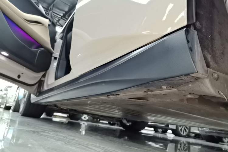 Used Nio ET5 2022 75 kWh Left Side Sill