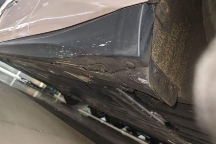 Used Nio ET5 2022 75 kWh Left Side Sill