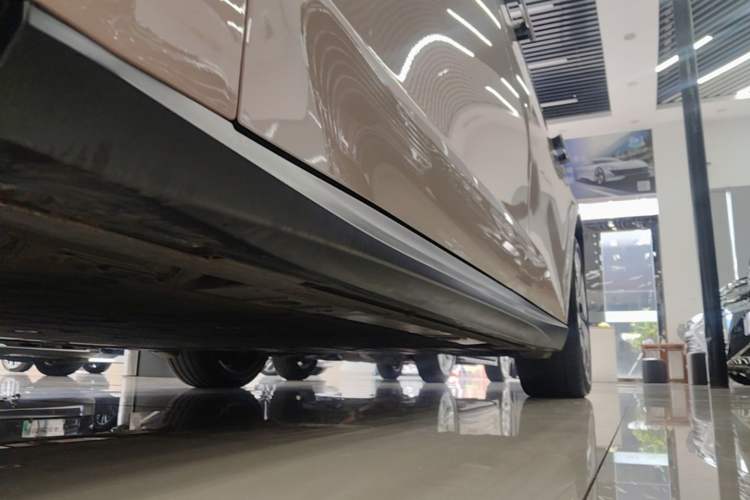Used Nio ET5 2022 75 kWh Left Side Sill