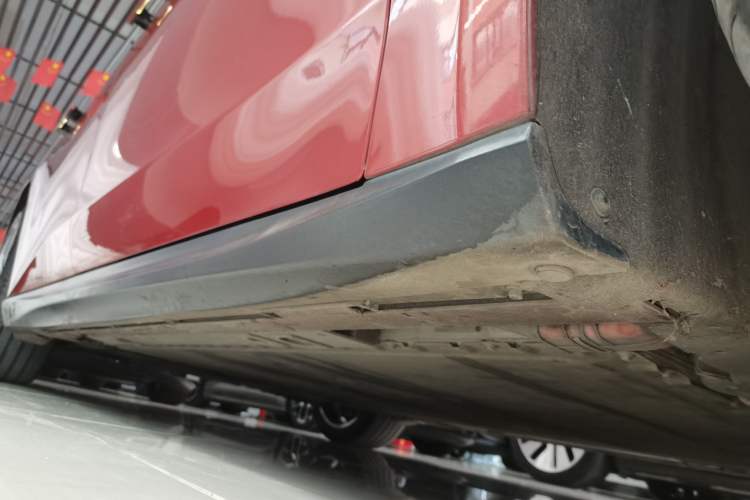 Used Nio ET5 2022 75 kWh Right Side Sill
