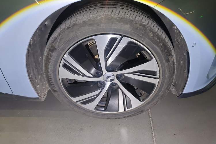 Used Nio ET5 2022 75 kWh Right Front Wheel Hub
