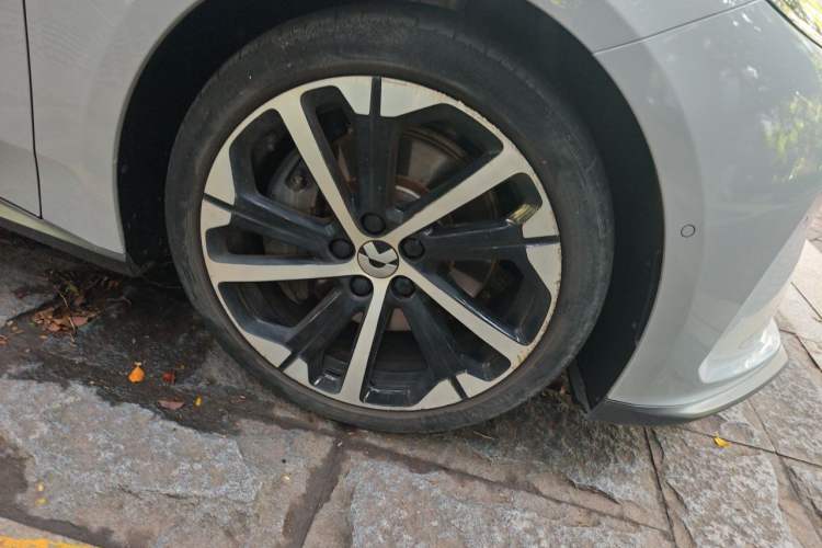 Used Nio ET5 2022 75 kWh Right Front Wheel Hub