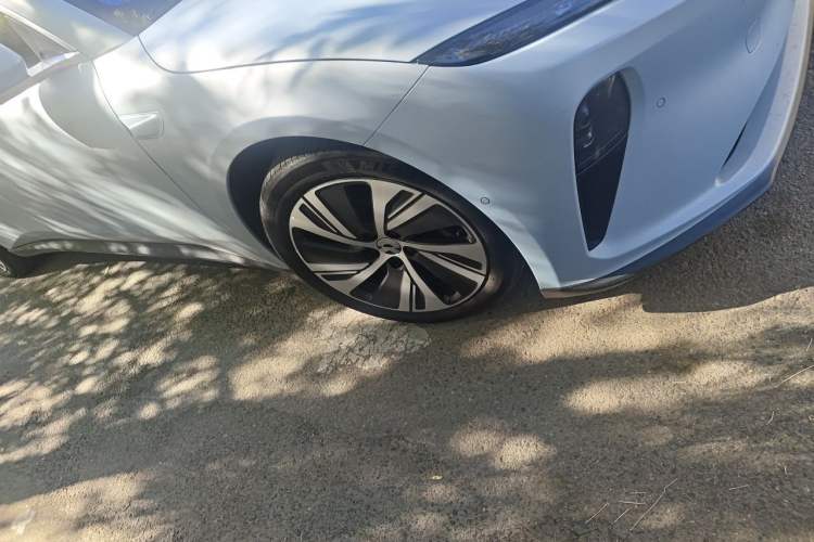 Used Nio ET5 2022 75 kWh Right Front Wheel Hub