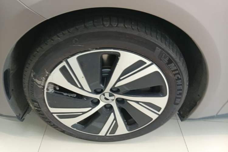 Used Nio ET5 2022 75 kWh Left Front Wheel Hub