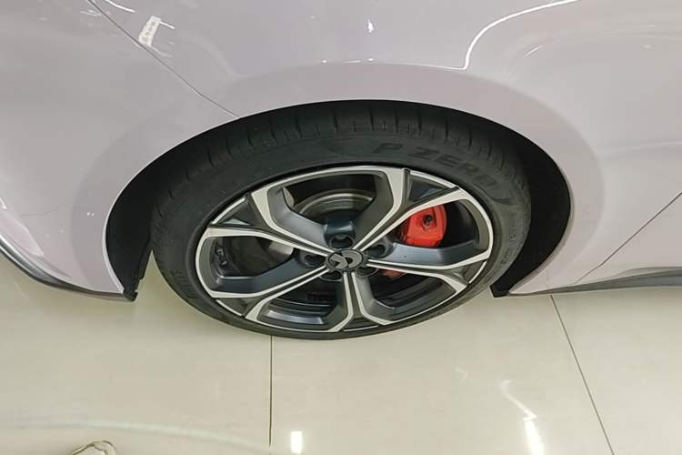 Used Nio ET5 2022 75 kWh Left Front Wheel Hub