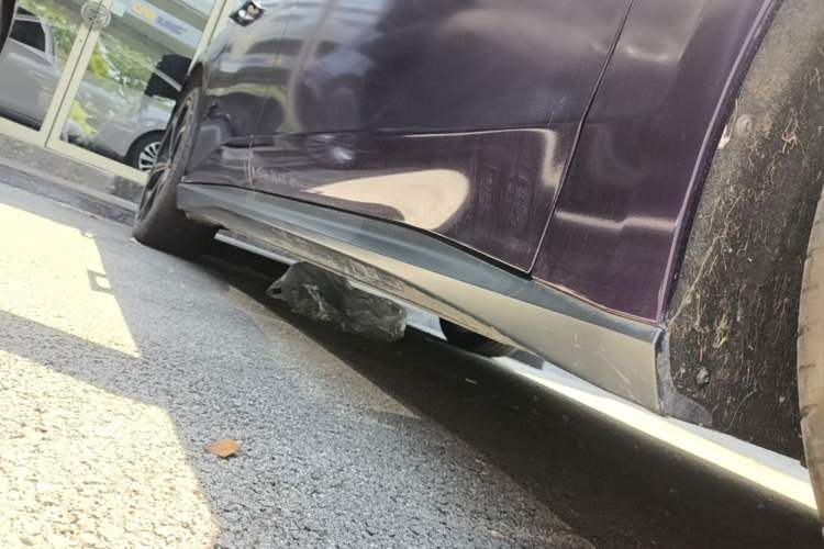 Used Nio ET5 2022 75 kWh Right Side Sill