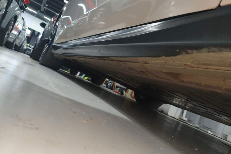 Used Nio ET5 2022 75 kWh Right Side Sill
