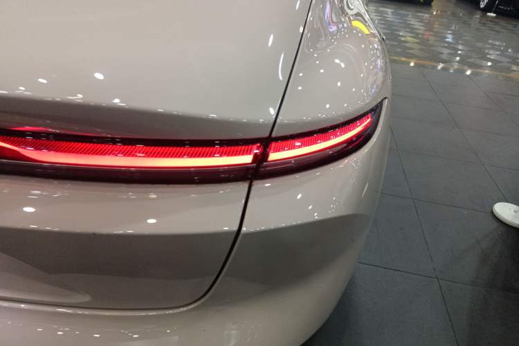 Used Nio ET5 2022 75 kWh Exterior 6