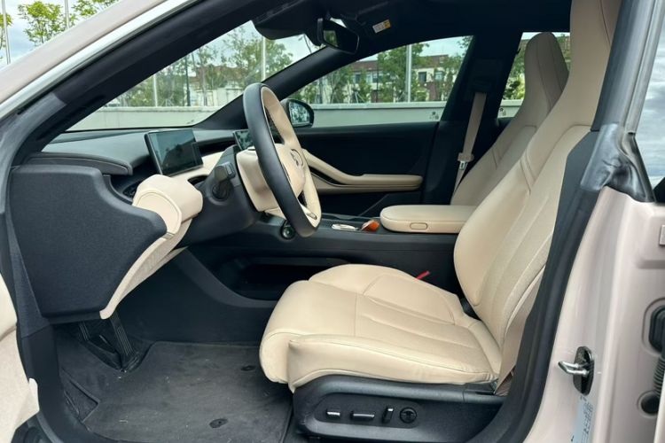 Used Nio ET5 2022 75 kWh Interior 2