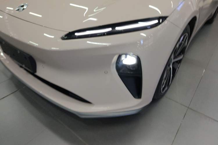 Used Nio ET5 2022 75 kWh Left Front Headlight