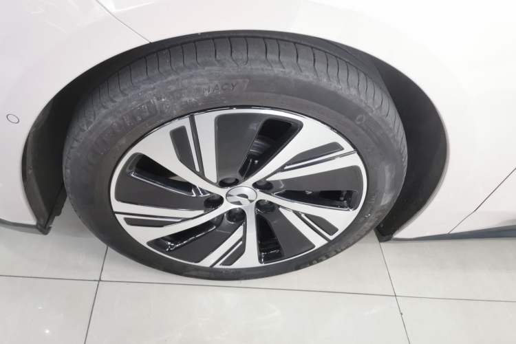 Used Nio ET5 2022 75 kWh Left Front Wheel Hub