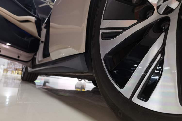 Used Nio ET5 2022 75 kWh Left Side Sill