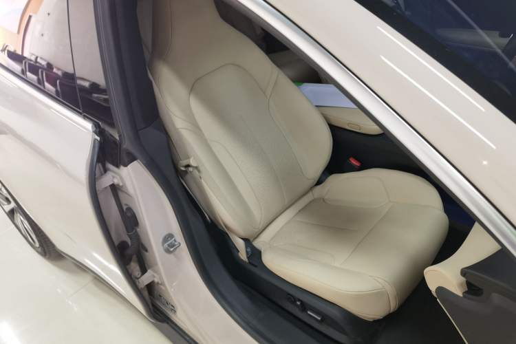 Used Nio ET5 2022 75 kWh Right Front Seat