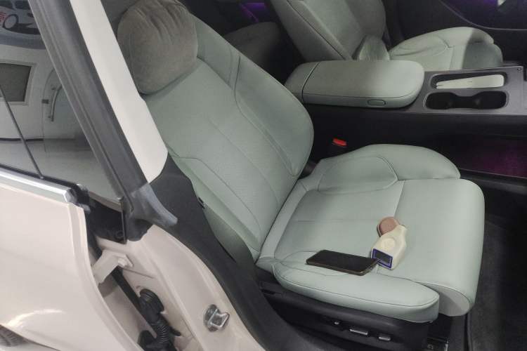 Used Nio ET5 2022 75 kWh Right Front Seat