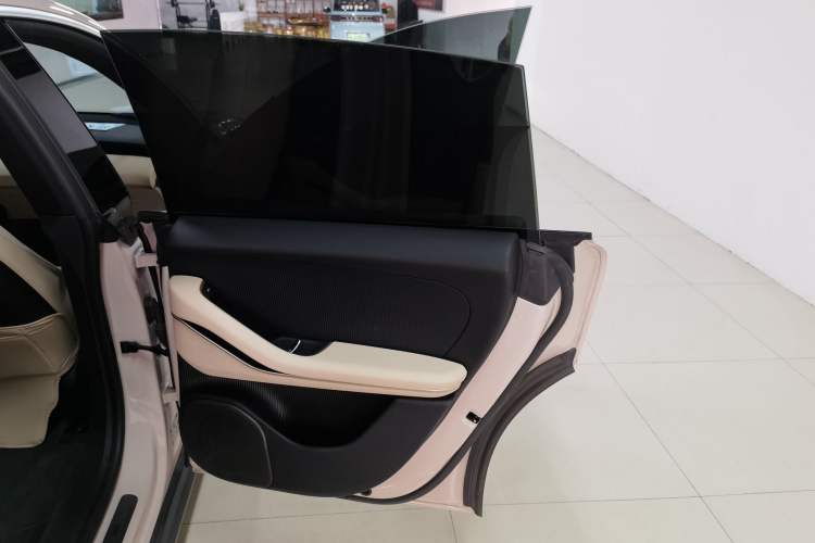 Used Nio ET5 2022 75 kWh Right Rear Door Interior