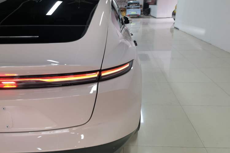 Used Nio ET5 2022 75 kWh Right Rear Taillight