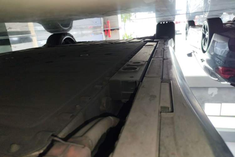 Used Nio ET5 2022 75 kWh Right Side Sill