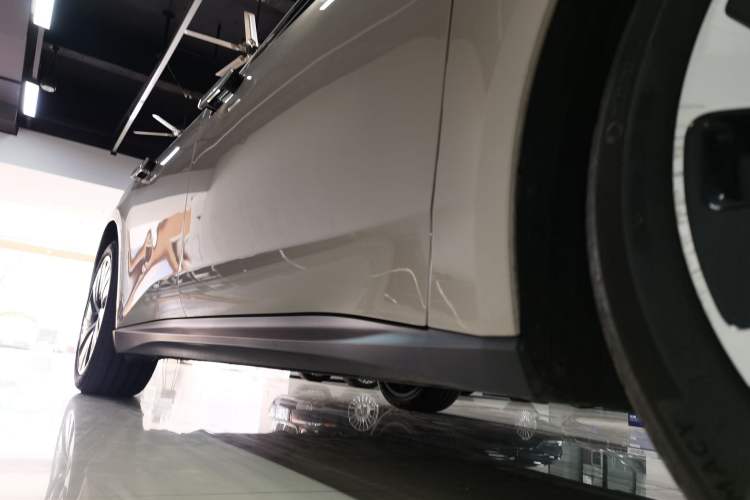 Used Nio ET5 2022 75 kWh Right Side Sill