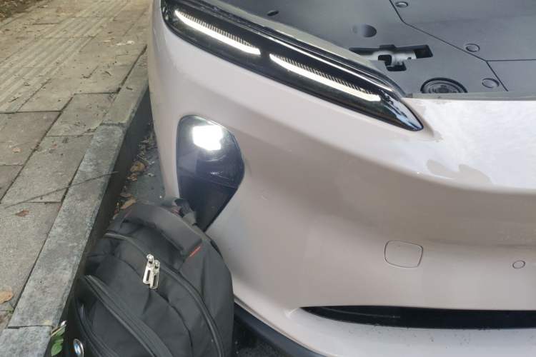 Used Nio ET5 2022 75 kWh Right Front Headlight