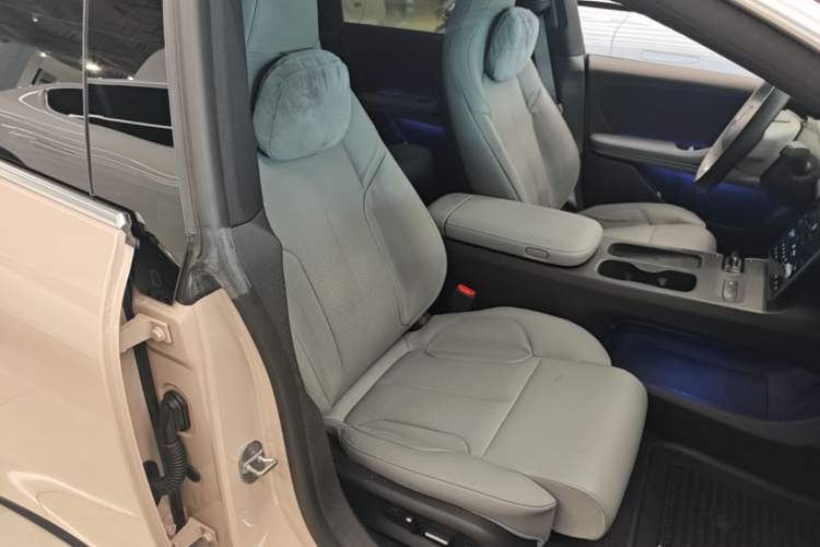 Used Nio ET5 2022 75 kWh Right Front Seat