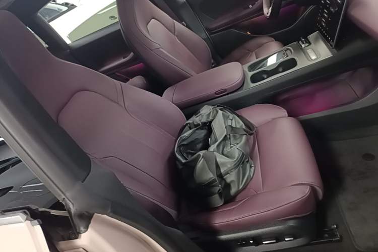 Used Nio ET5 2022 75 kWh Right Front Seat