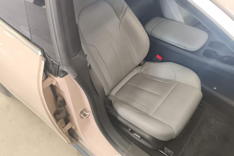 Used Nio ET5 2022 75 kWh Right Front Seat