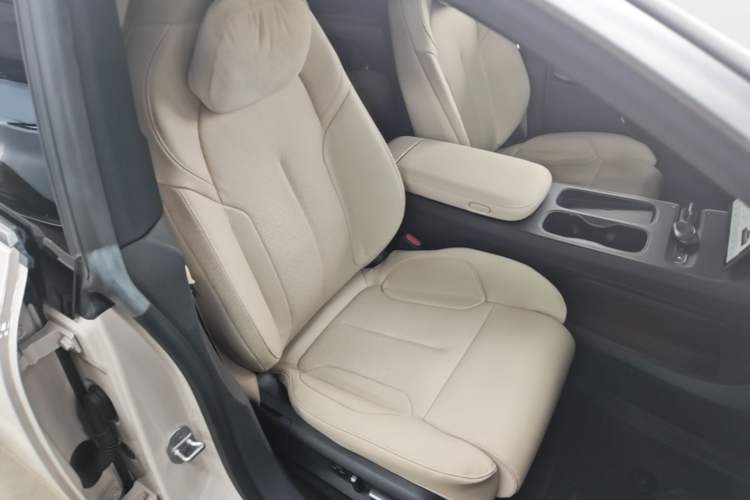 Used Nio ET5 2022 75 kWh Right Front Seat