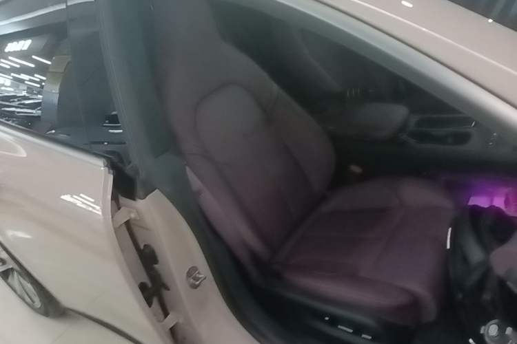 Used Nio ET5 2022 75 kWh Right Front Seat
