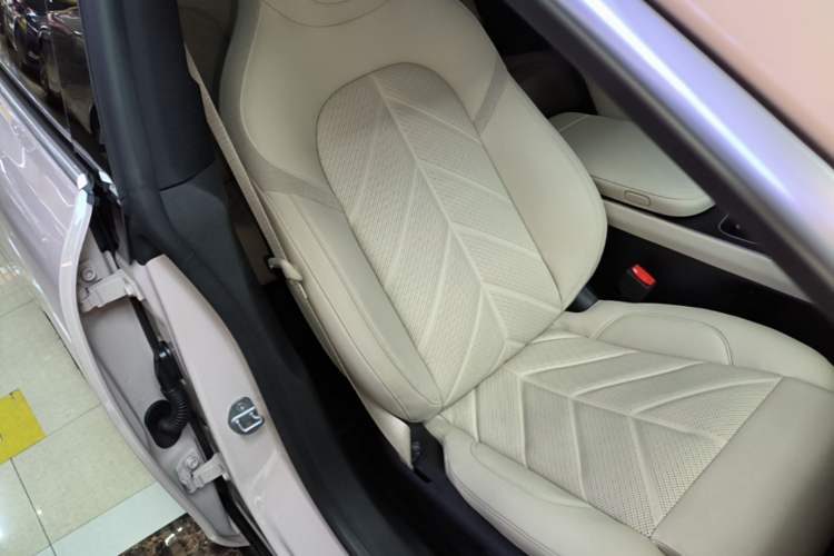 Used Nio ET5 2022 75 kWh Right Front Seat
