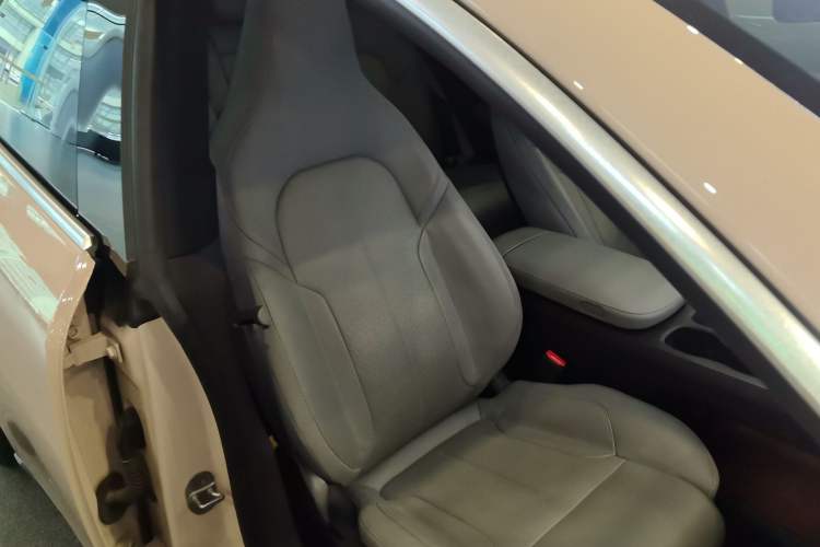 Used Nio ET5 2022 75 kWh Right Front Seat
