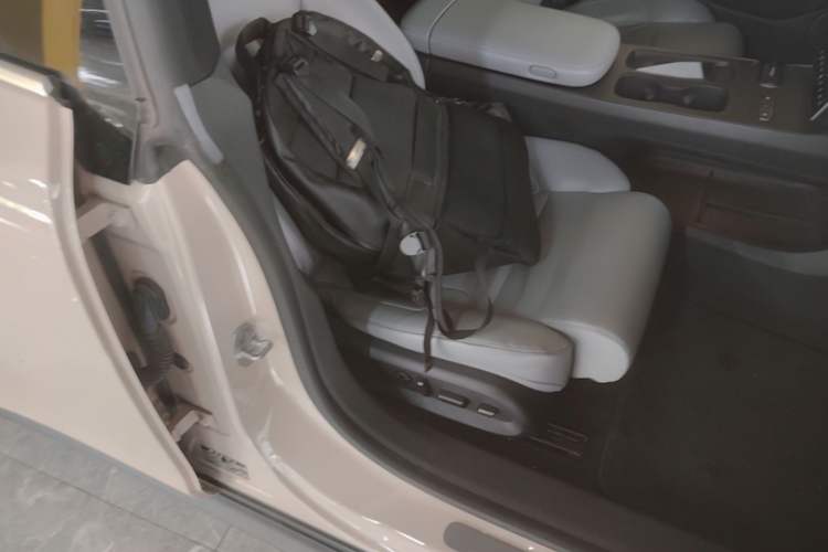 Used Nio ET5 2022 75 kWh Right Front Seat