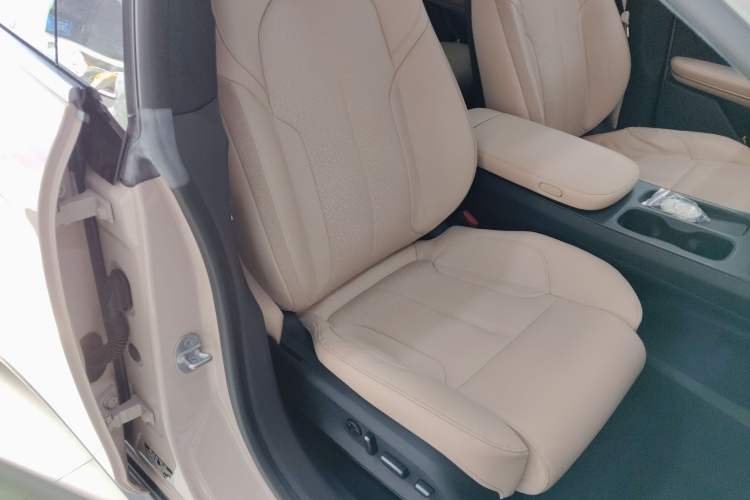 Used Nio ET5 2022 75 kWh Right Front Seat