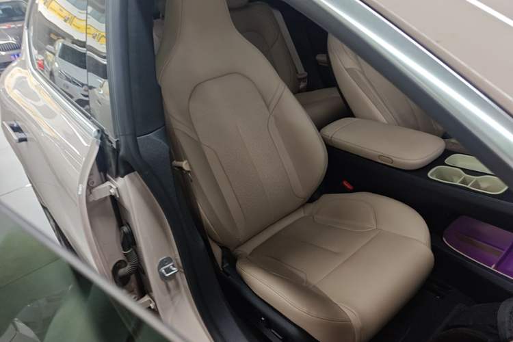 Used Nio ET5 2022 75 kWh Right Front Seat