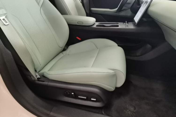 Used Nio ET5 2022 75 kWh Right Front Seat