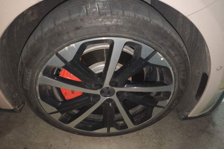 Used Nio ET5 2022 100 kWh Right Front Wheel Hub