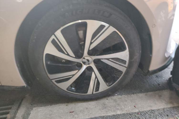 Used Nio ET5 2022 75 kWh Right Front Wheel Hub