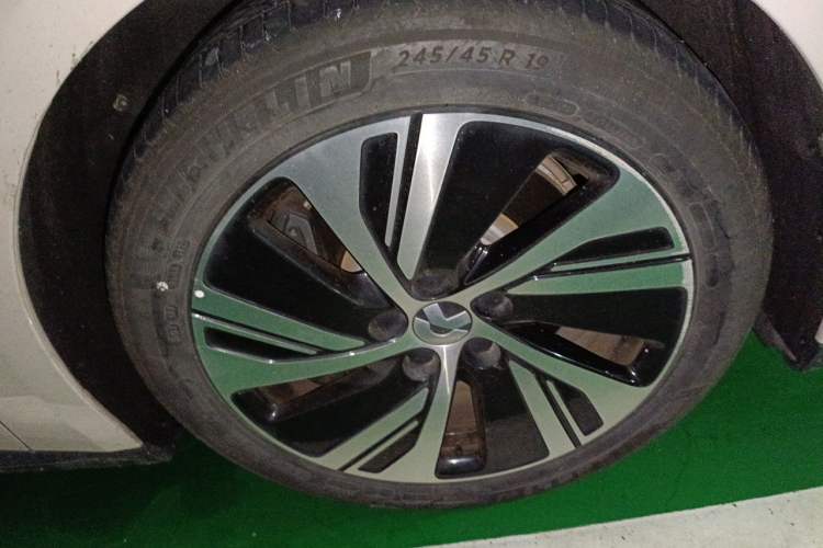 Used Nio ET5 2022 75 kWh Right Front Wheel Hub