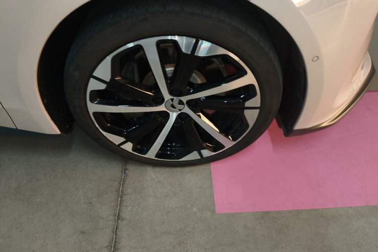 Used Nio ET5 2022 75 kWh Right Front Wheel Hub