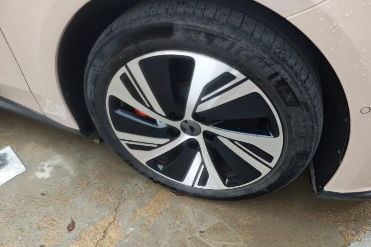 Used Nio ET5 2022 75 kWh Right Front Wheel Hub