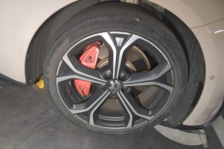 Used Nio ET5 2022 100 kWh Right Front Wheel Hub
